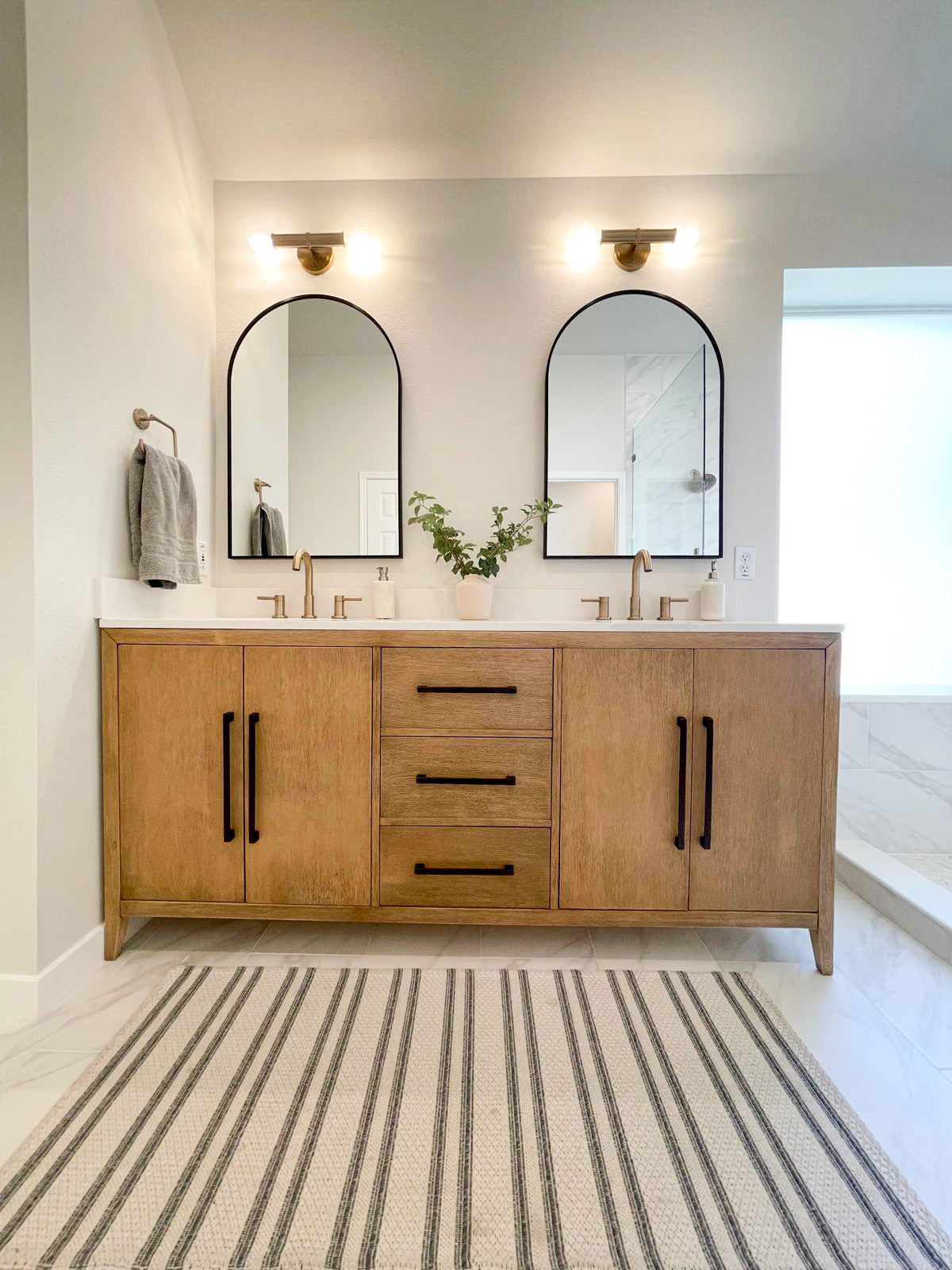 Traditional bathroom vanity
